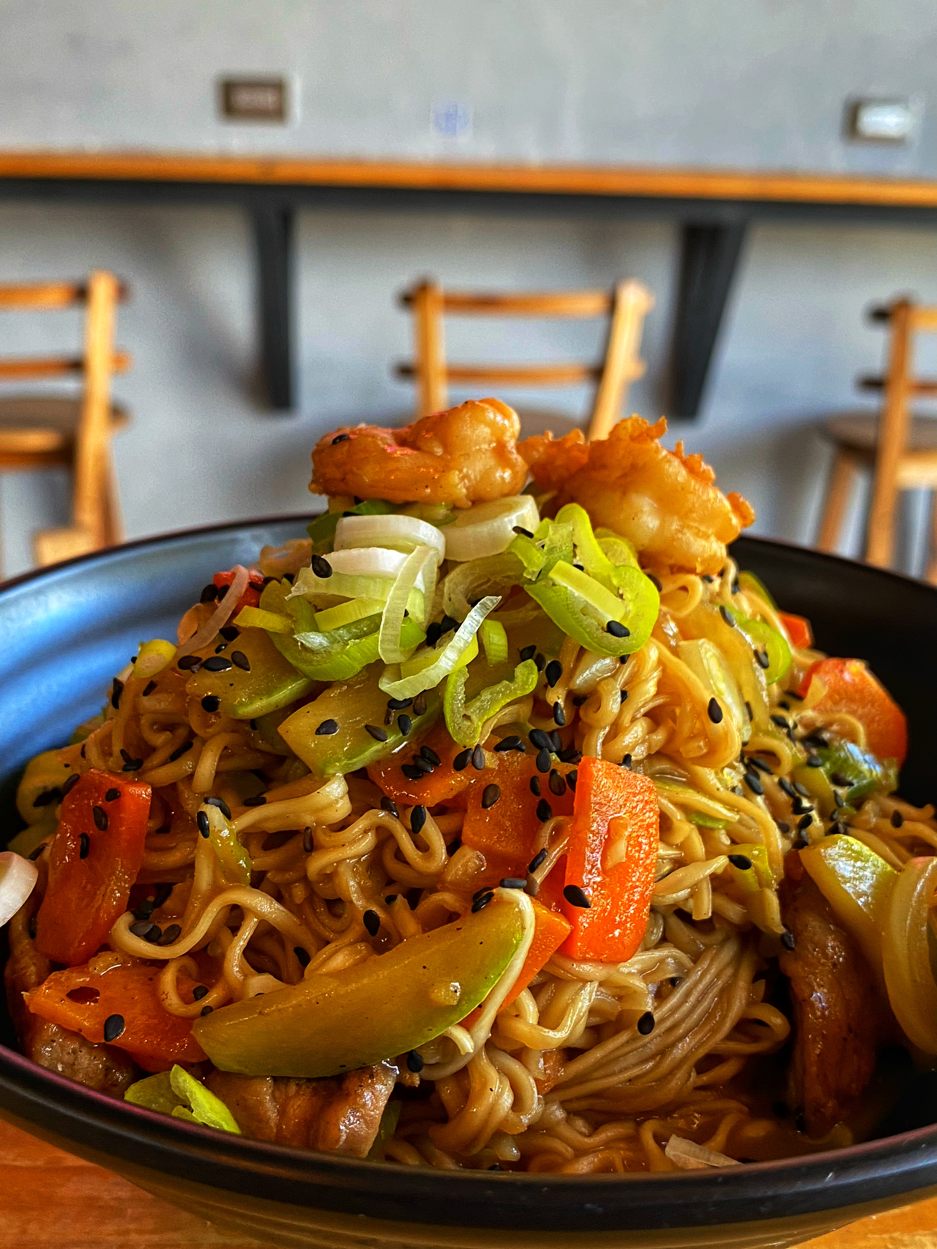 NOODLES CON POLLO Y CAMARONES