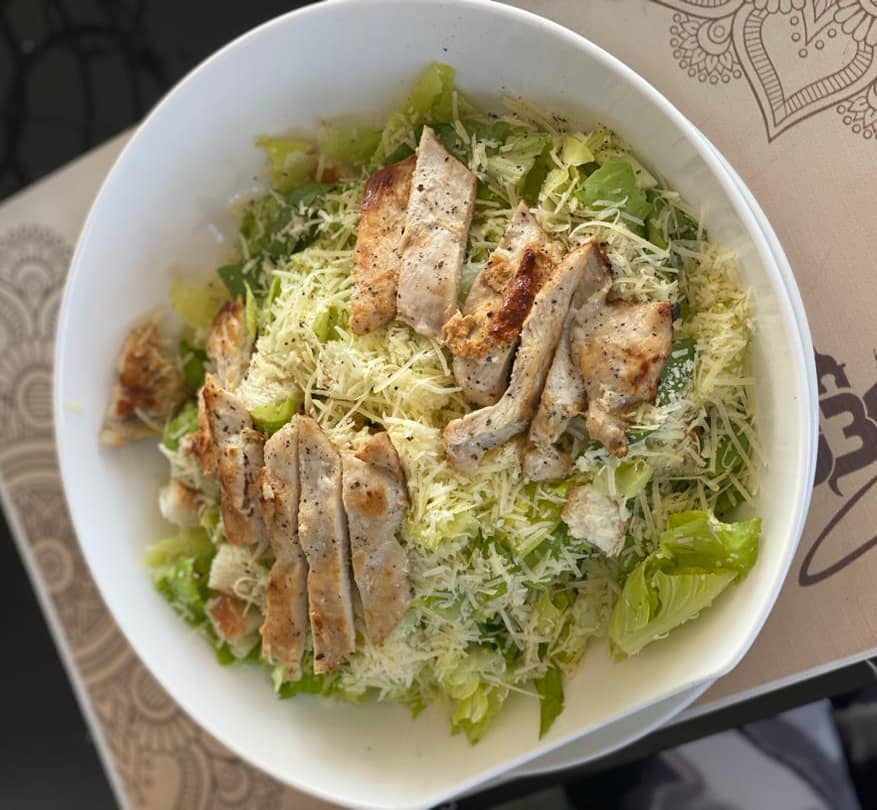 ENSALADA CÉSAR CON POLLO