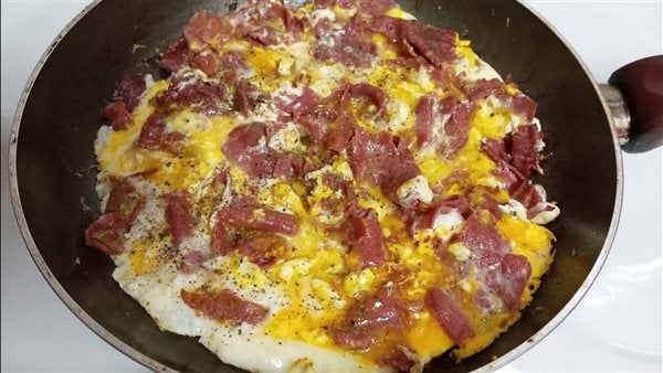 Huevos con Basterma