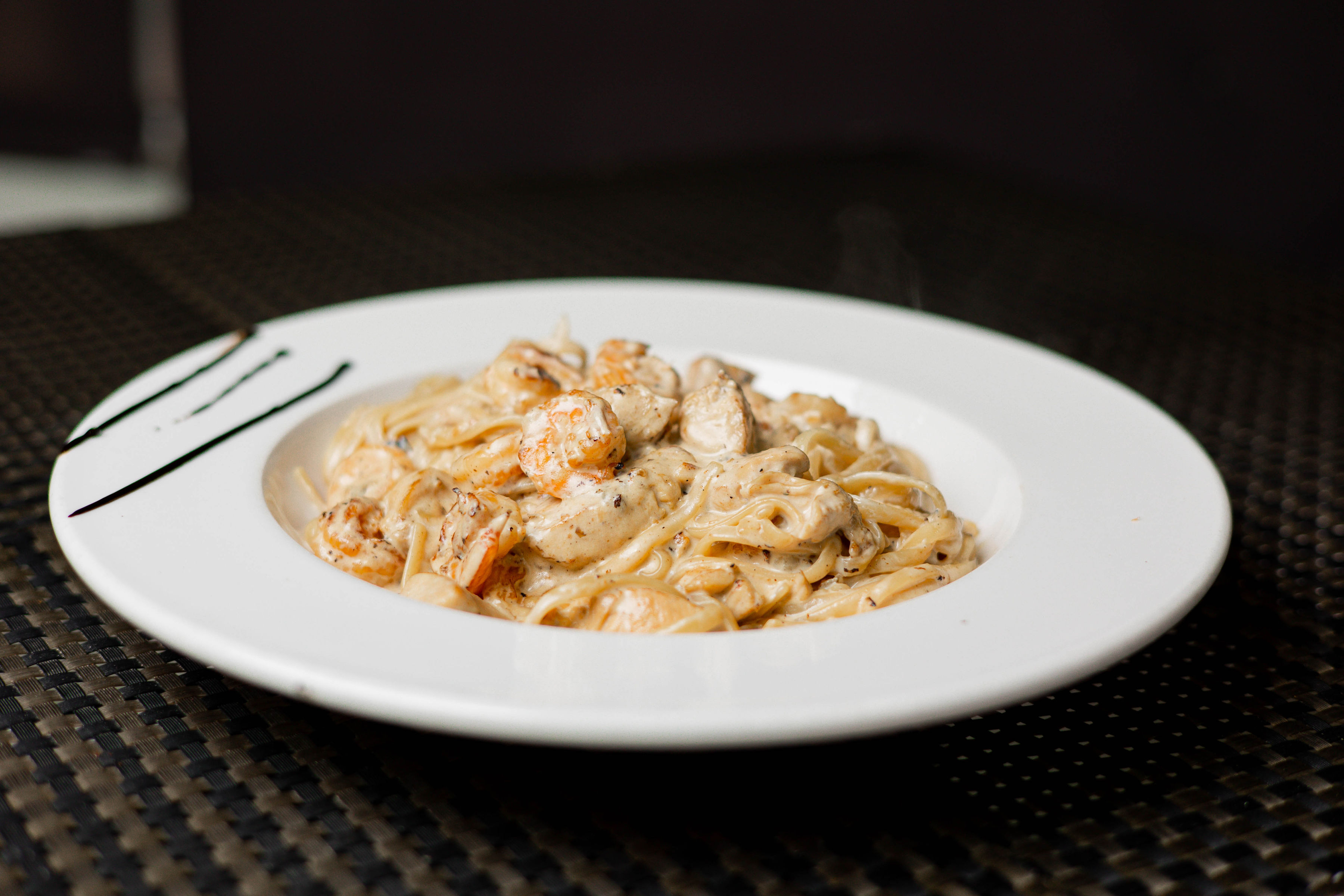 PASTA EN SALSA BLANCA CAMARON Y POLLO